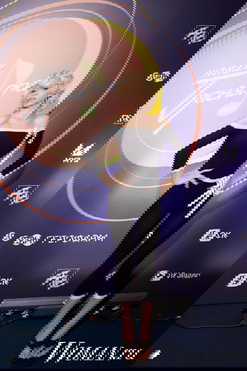 Артистка в облегающем чёрно-белом комбинезоне на фотозоне фестиваля «Новая Песня года», полный рост, лёгкий ретро-образ.
