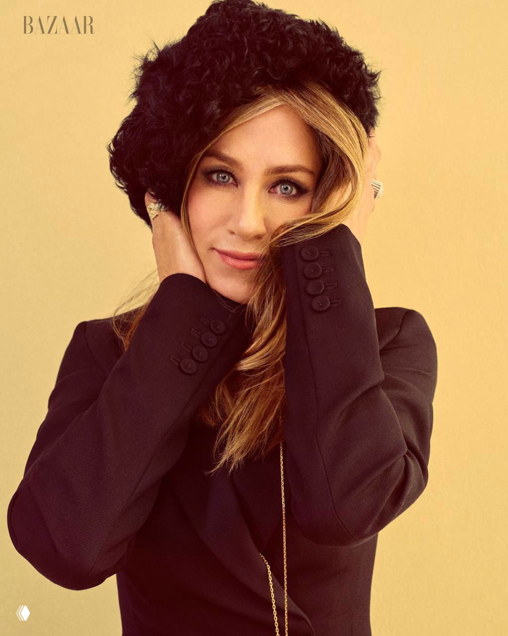 Портретная фотография для журнала: женщина в тёмном жакете и пушистой шапке, руки у лица, тёплая цветокоррекция и глянцевый стиль съёмки.