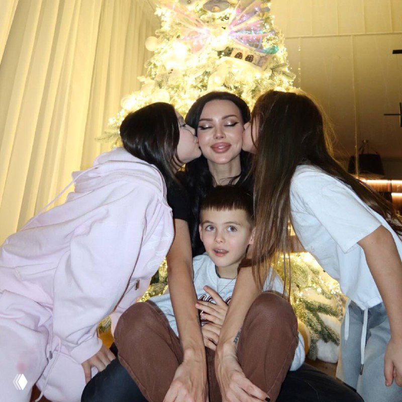 Искажённое или повреждённое групповое фото у украшенной ёлки с цифровыми артефактами и сильными визуальными сбоями изображения.