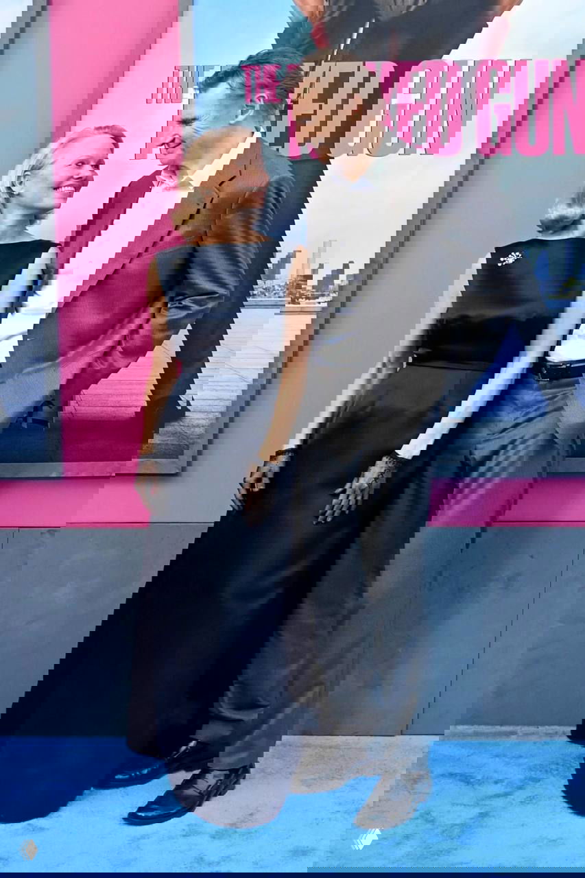 Памела Андерсон и Лиам Нисон на голубой дорожке премьеры: пара позирует вместе на фоне постера «The Naked Gun», демонстрируя тёплые отношения.