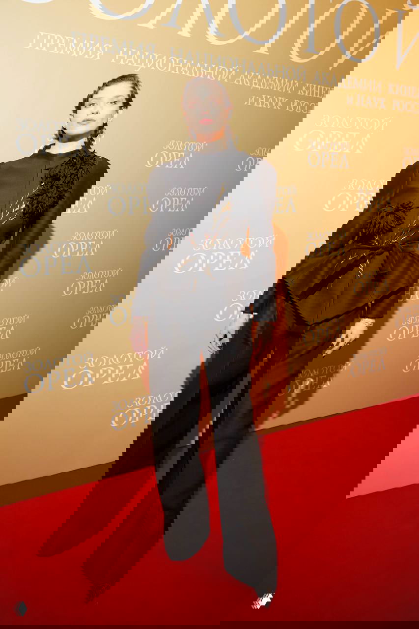 Аня Чиповская в черном костюме с декоративными цветочными элементами и широкими брюками на красной дорожке церемонии «Золотой орёл».