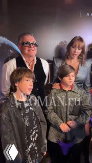 Полина и Дмитрий Дибров с двумя сыновьями на светском мероприятии, семейный портрет на фоне брендинга Woman.ru и пресс‑стены