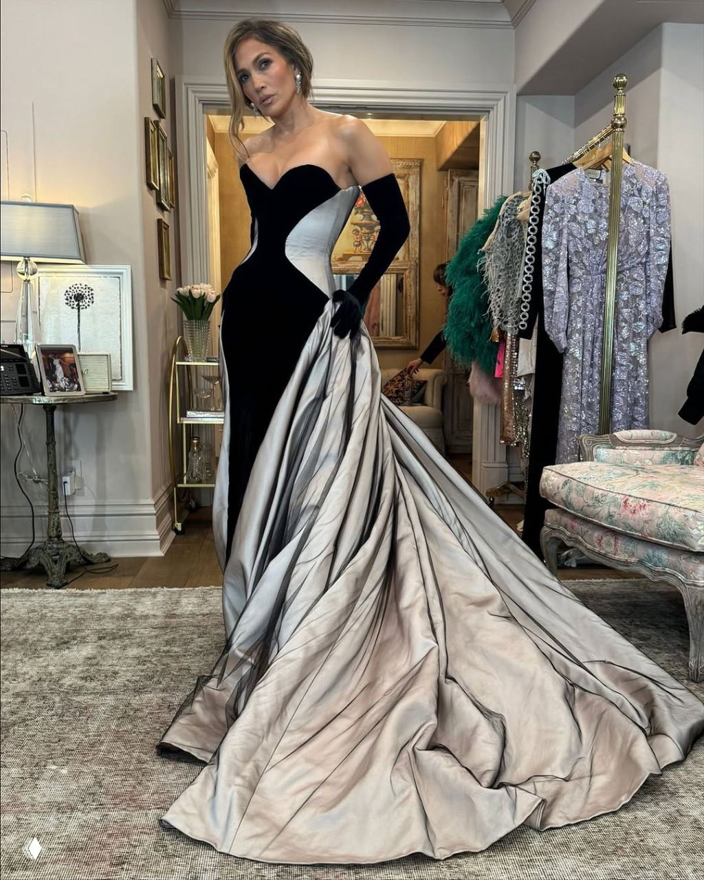 Дженнифер Лопес в корсетном платье Tamara Ralph с длинным драпированным подолом и бархатными оперными перчатками в интерьере гардеробной