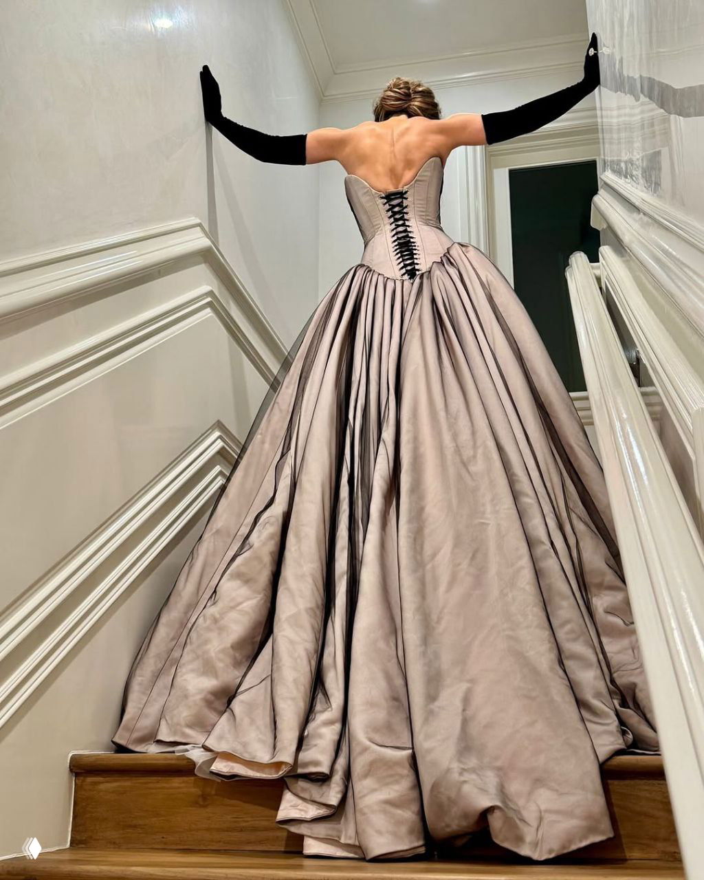 Вид сзади: Дженнифер Лопес в корсете Tamara Ralph со шнуровкой на спине и пышной юбкой, длинный подол и черные оперные перчатки