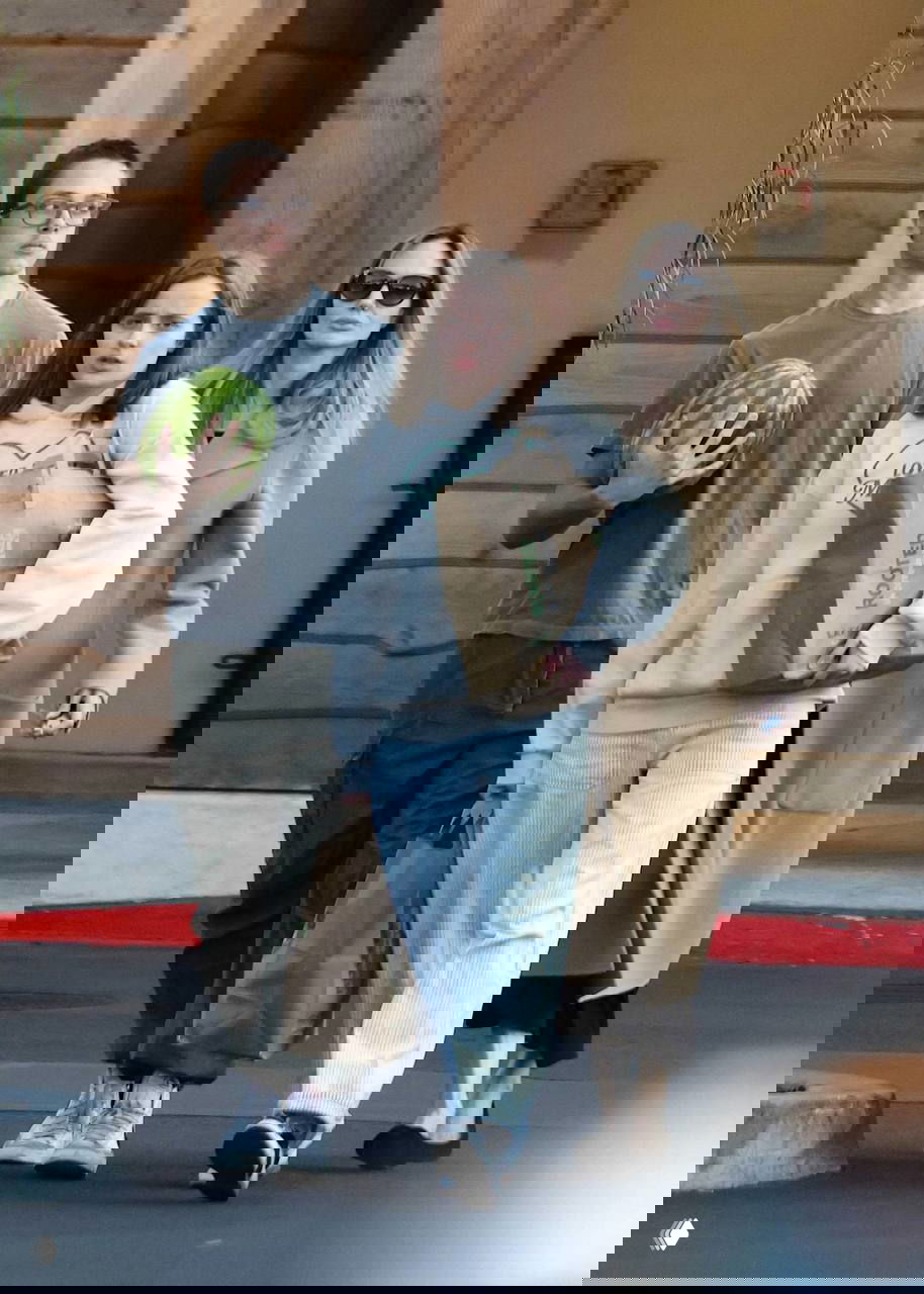 Анджелина Джоли идёт по улице с детьми Ноксом и Вивьен, они несут пакеты с продуктами и большой арбуз.