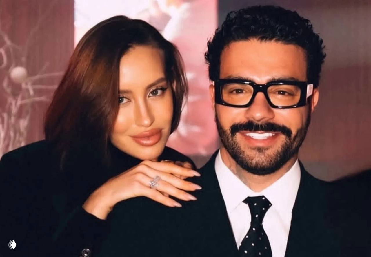 Портрет Тимати и Валентины: пара улыбается в вечернем интерьере, Валентина опирается на плечо артиста, заметно кольцо на её пальце.