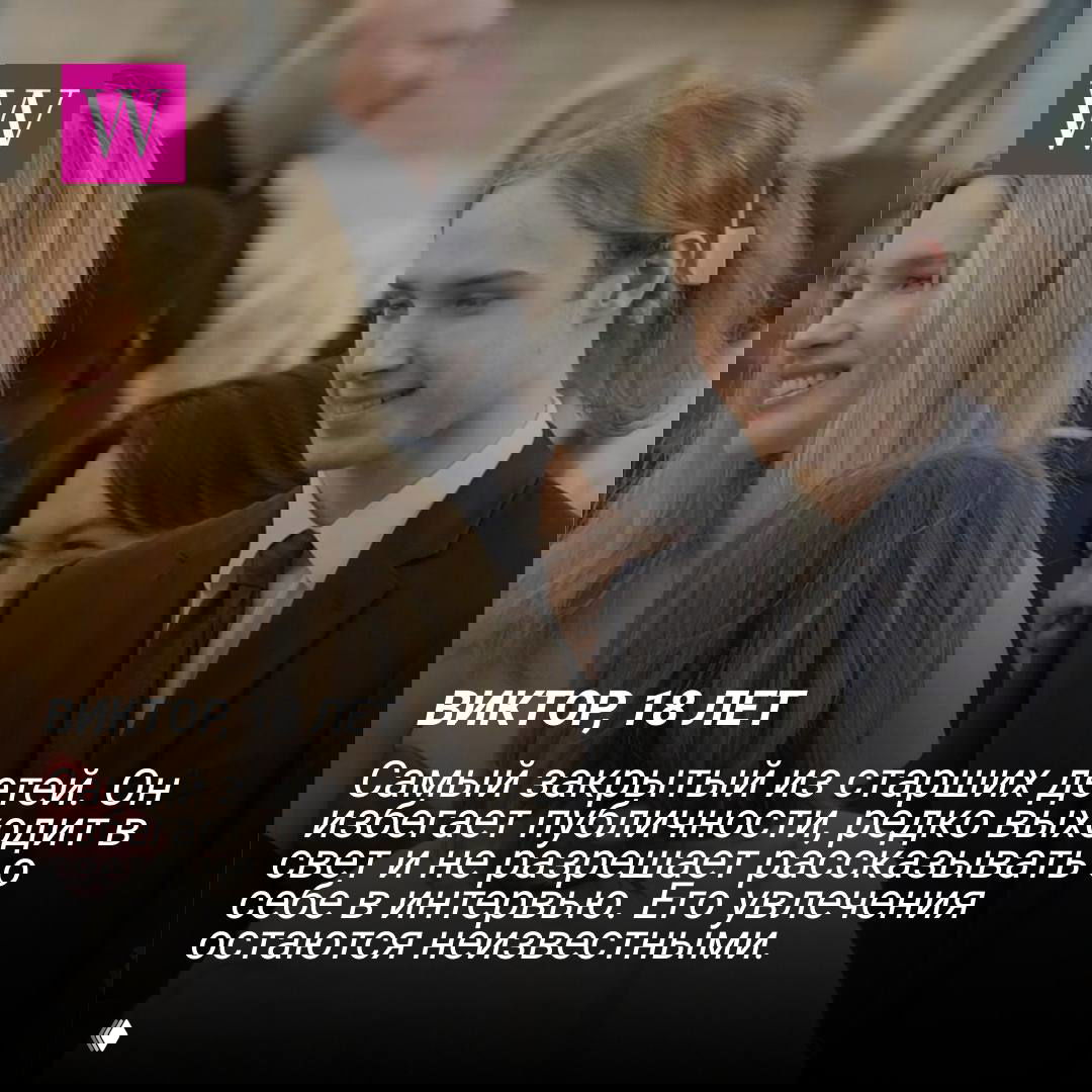 Кадр с мероприятий: мужчина в костюме и окружающие его люди в полутёмном зале — светская обстановка и официальная атмосфера.