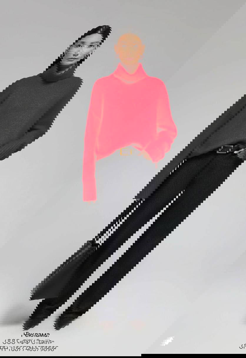 Фотография модели в ярко-красном крупном вязаном свитере и тёмных утеплённых брюках на нейтральном фоне, образ для холодной городской зимы.