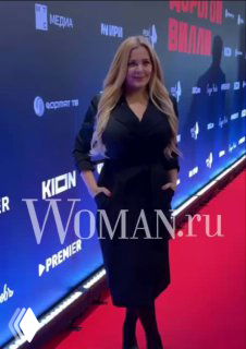 Ирина Пегова в элегантном тёмном платье на красной дорожке закрытого показа сериала «Дорогой Вилли», позирует у брендволла, вечерний образ.