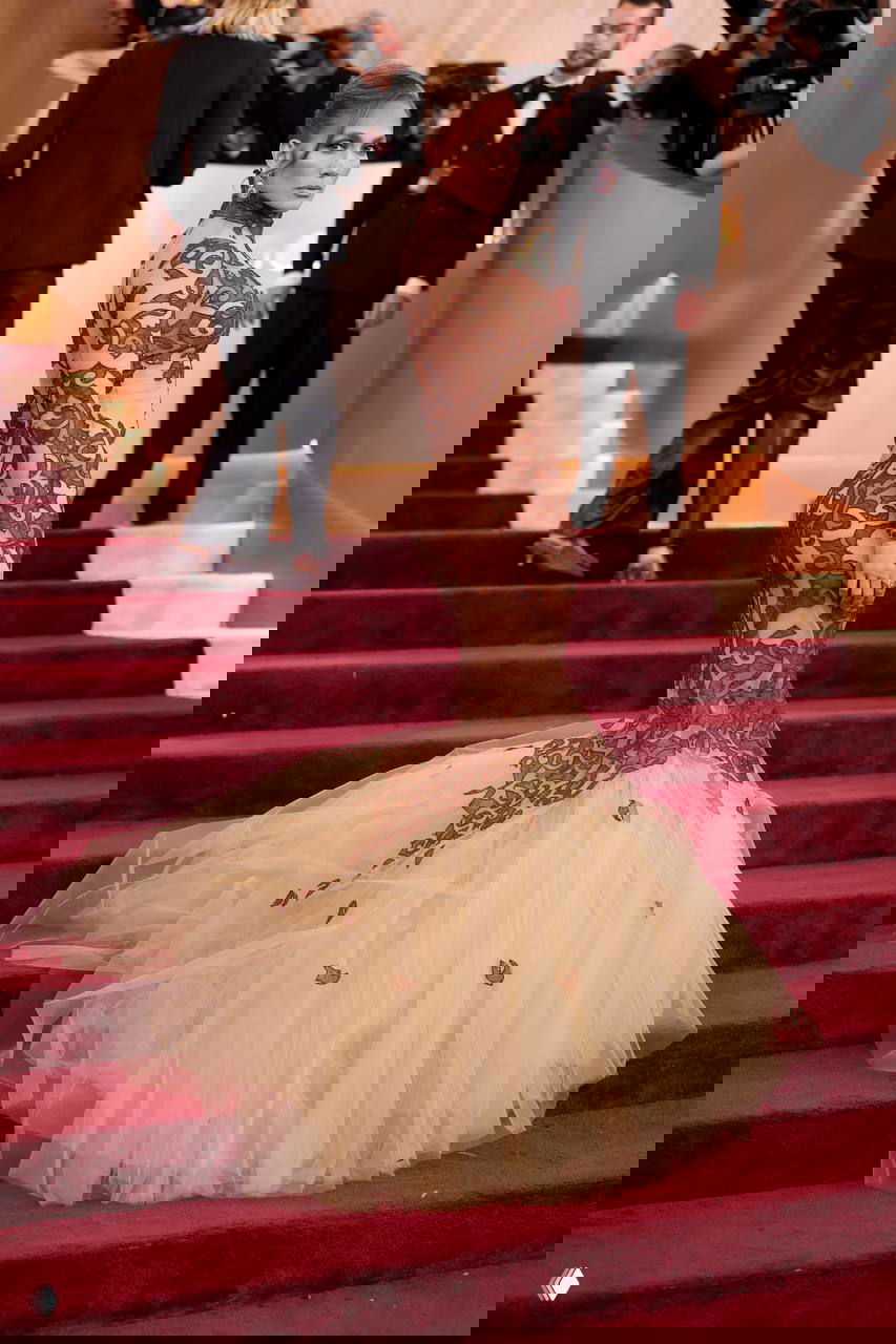 Длинный ракурс: Дженнифер Лопес в платье-русалке с коричневыми узорами и тюлевым подолом на ступенях красной дорожки «Золотого глобуса».