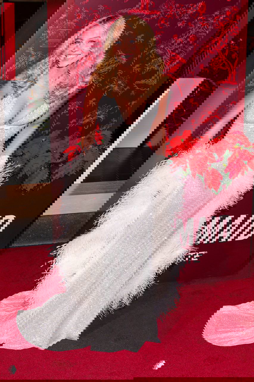 Сидни Суини в блестящем облегающем платье с глубоким декольте и перьевыми деталями на красной дорожке премьеры