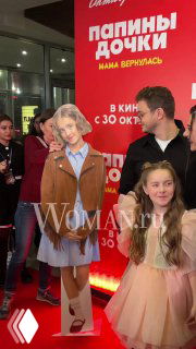 Красная дорожка и постер кинопремьеры с ростовыми фигурами и посетителями, дети и взрослые на фоне промозоны.