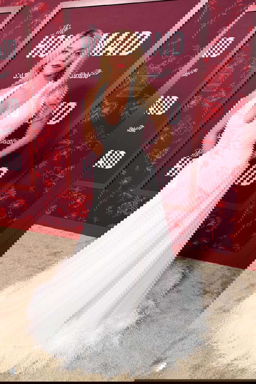 Сидни Суини на фоне прессволла «The Housmaid» в белом длинном платье с перьевым подолом, полный кадр