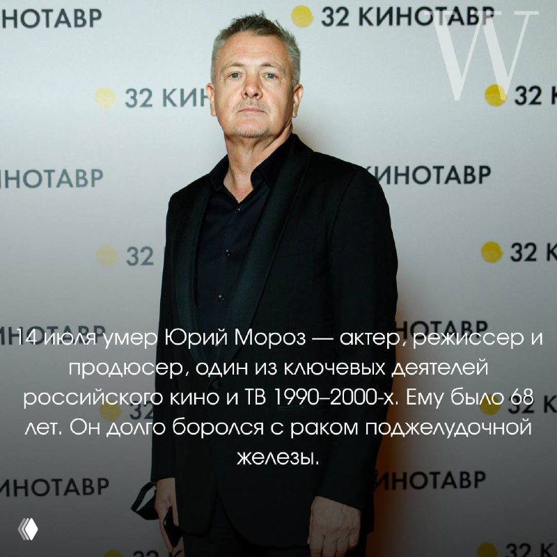 Портрет зрелого мужчины в чёрном пиджаке на светлом фоне, серьёзный взгляд в камеру, студийная съёмка