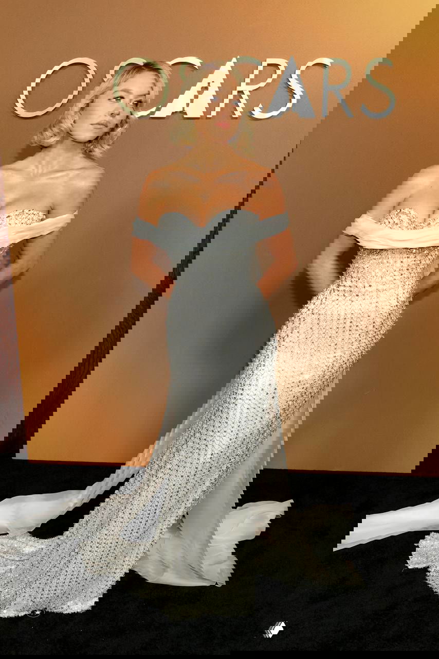 Сидни Суини в облегающем серебристом платье на церемонии у стенда «Oscars», классический голливудский образ