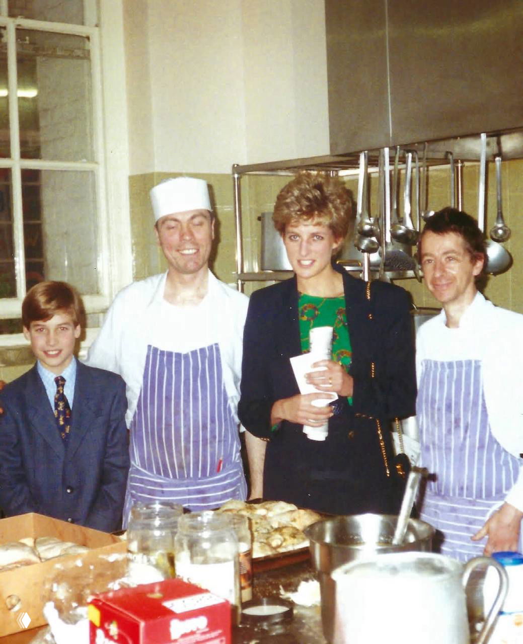 Архивное фото: молодая принцесса Диана с юным принцем Уильямом в кухне центра, упомянутое как начало традиции посещений The Passage.