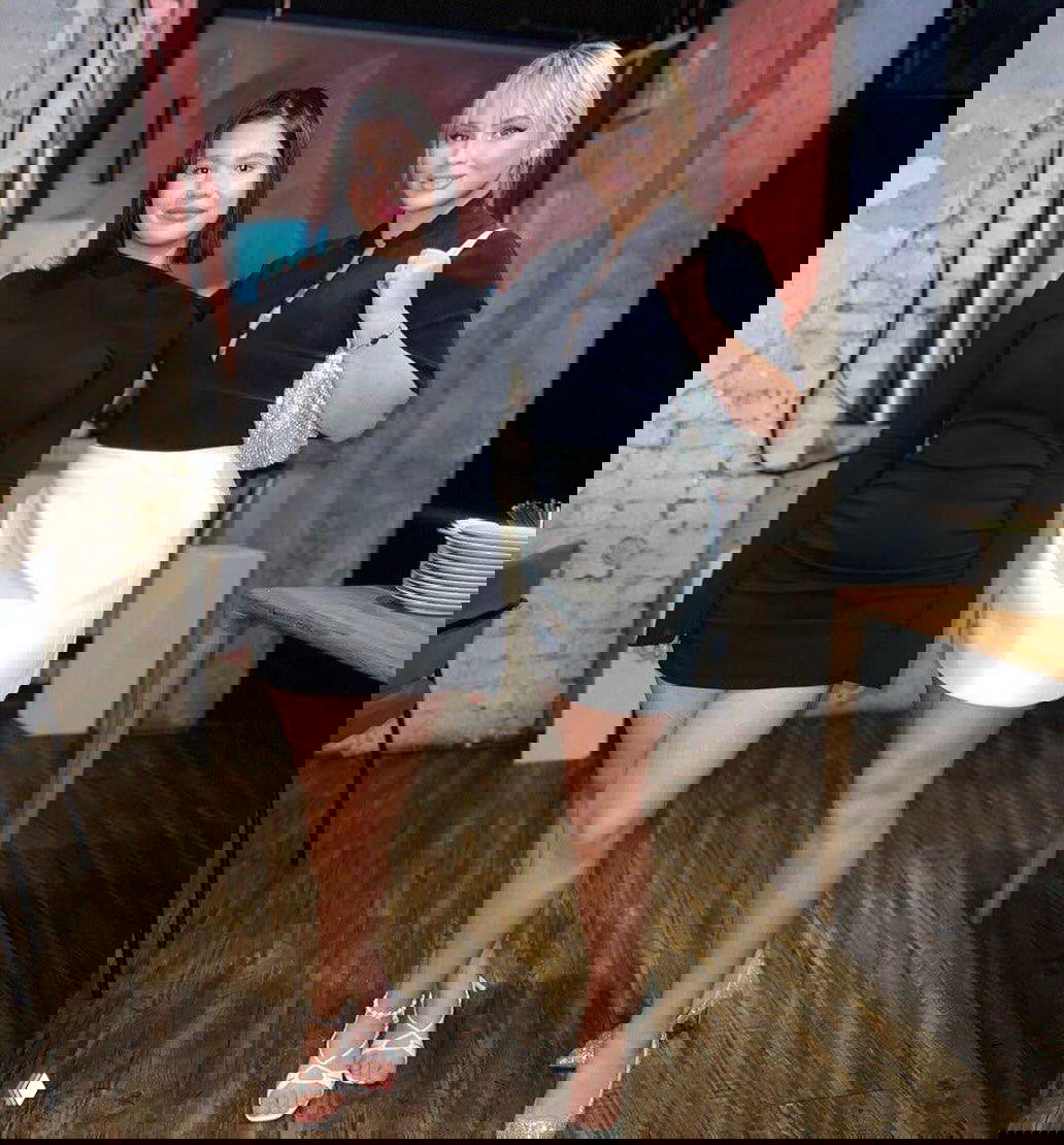 Две женщины на премьере: молодая Полина в чёрном платье рядом с Данной Борисовой в белой юбке и чёрном топе на фоне интерьера площадки.