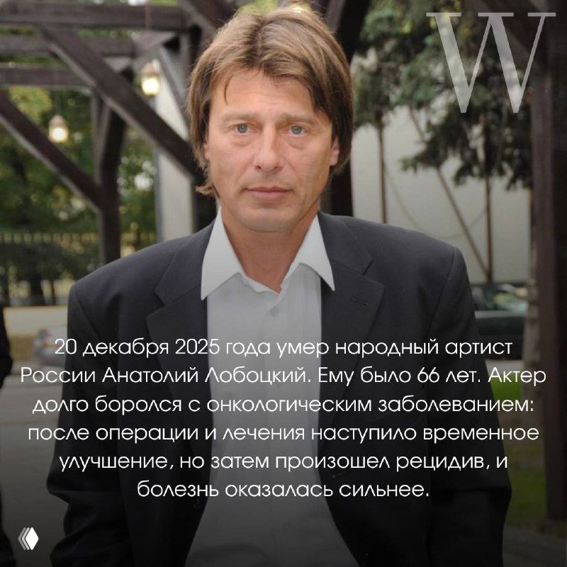 Портрет женщины в очках, сидящая в красных креслах театра, крупный план, выражение лица спокойное и серьёзное