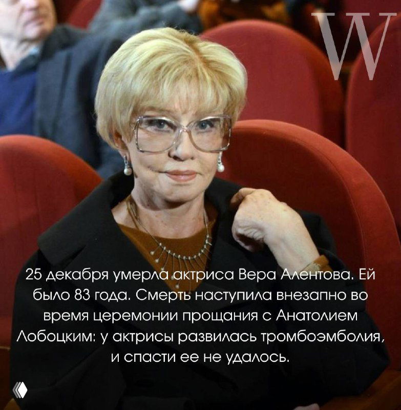 Фотография пары пожилых людей в помещении: портреты на нейтральном фоне, акцент на руках и одежде, камерный кадр