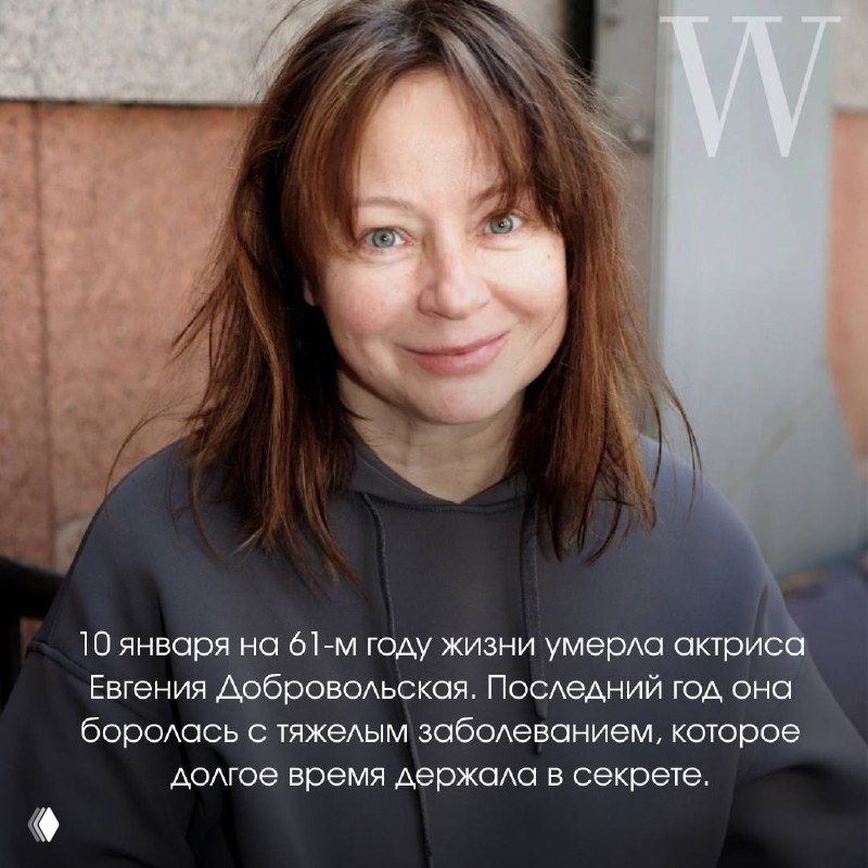 Крупный план пожилого мужчины в полутени на пресс-конференции, серьёзное выражение лица, студийный фон и логотипы позади