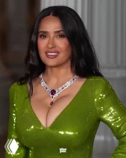 Кадр из видео: Сальма Хайек улыбается в зелёном платье и эффектном ожерелье, динамичный фрагмент с вечера LACMA в Лос‑Анджелесе.