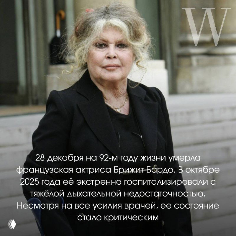 Крупный цветной портрет пожилой женщины в театральном зале, строгий образ, видны детали украшений и одежды