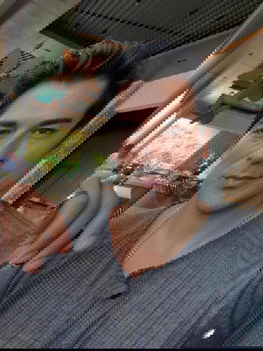 Крупный портрет мужчины в ресторане: естественный селфи-кадр, мягкое освещение, детали интерьера и расслабленная атмосфера встречи.