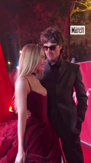 Короткий видеокадр с красной дорожки: Марго Робби рядом с Джейкобом Элорди во время премьерного показа фильма «Грозовой перевал» в Париже.