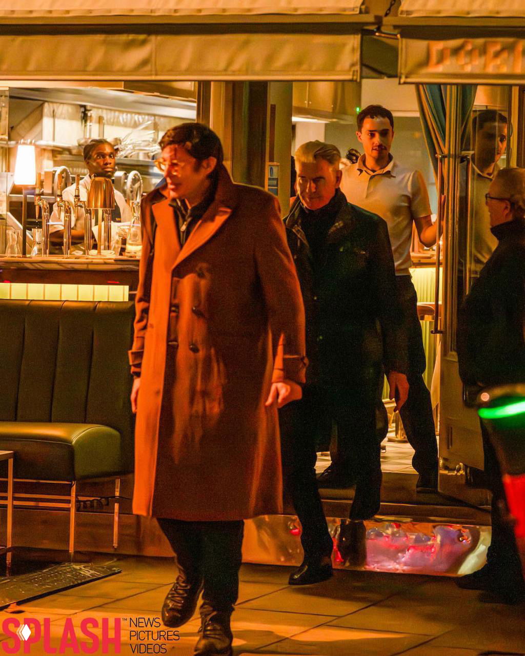 Папарацци запечатлели Пирса Броснана вечером в Лондоне: актёр выходит из ресторана вместе с членами семьи после ужина.