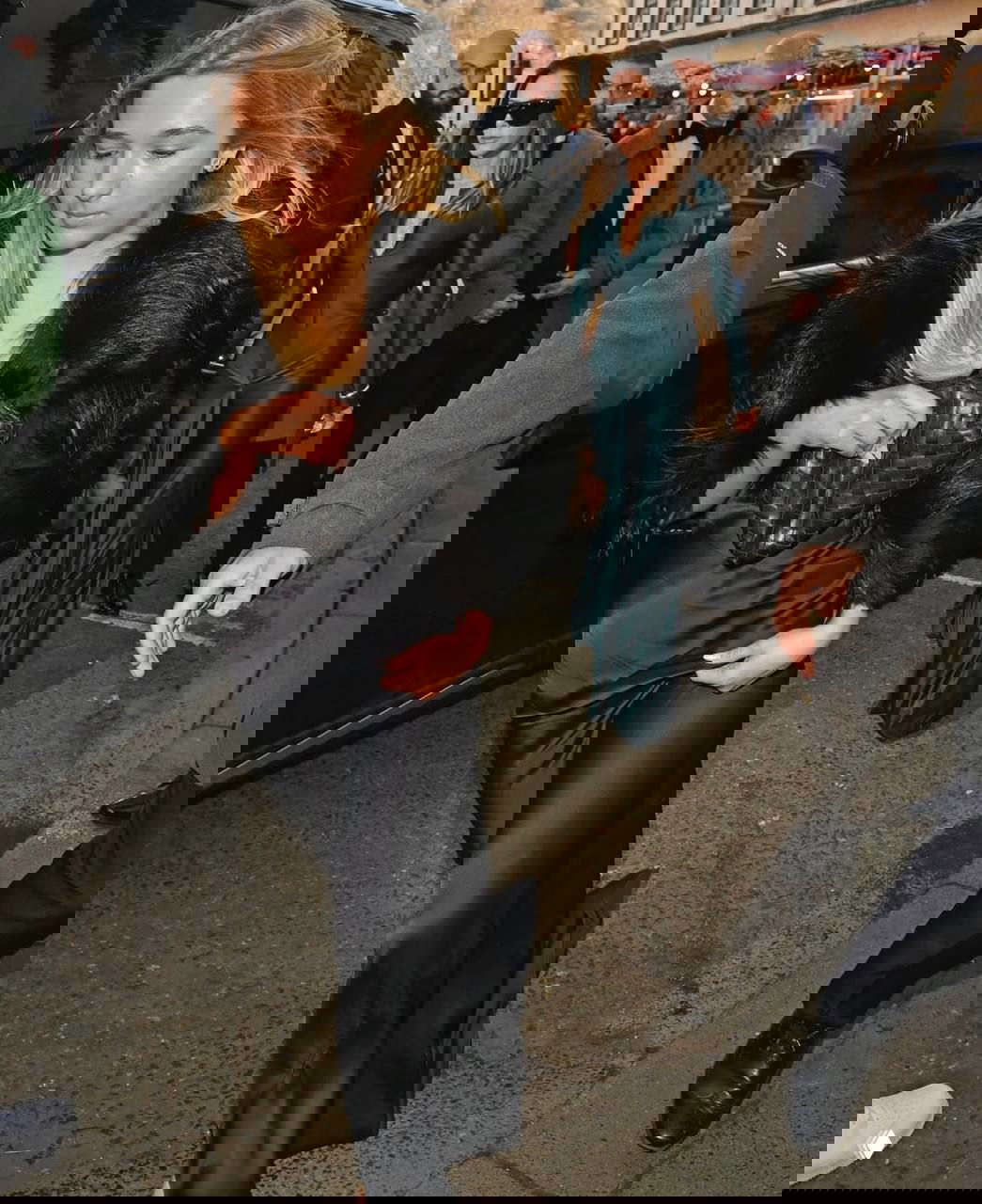 Харпер Бекхэм и Виктория идут по улице в вечерних нарядах, семейный кадр с торжества в честь дочери шефа Гордона Рамзи