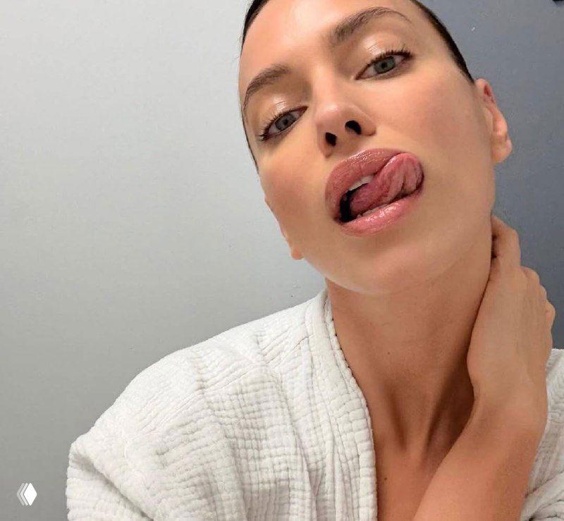 Художественный, искаженный портрет лица с коллажным эффектом: сочетание черно-белых и цветных фрагментов, абстрактный эксперимент.