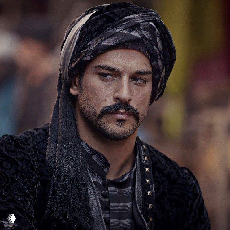 Стилизованное наложение портретов персонажей с цифровыми артефактами и искажениями — абстрактный художественный кадр, напоминающий монтаж или фан‑арт.