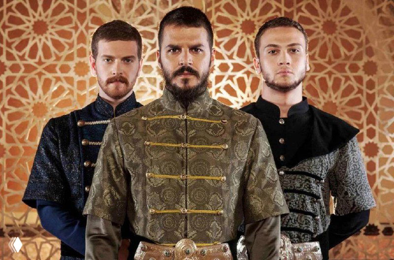 Трое мужчин в исторических костюмах на фоне восточного орнамента: строгие лица, воинская выправка и стилистика эпохи, характерная для сериала.