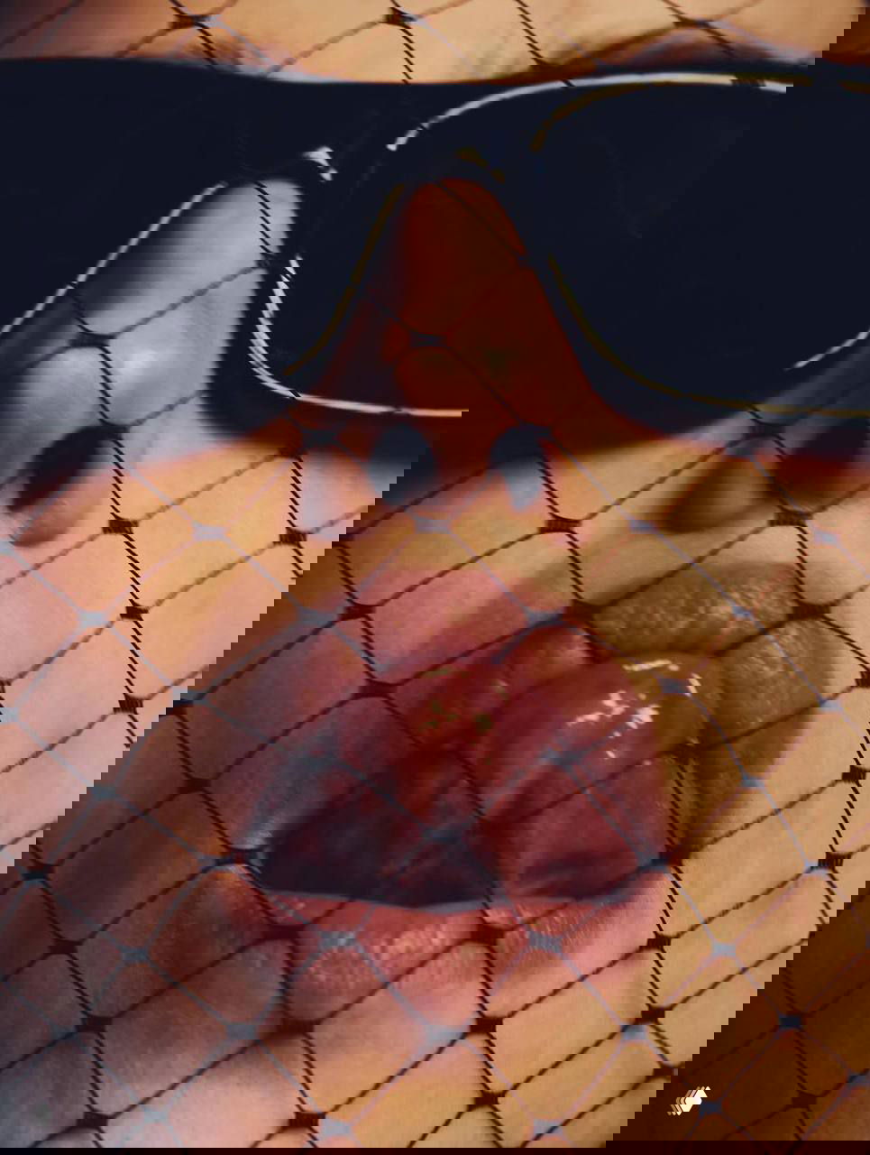 Концептуальный кадр с зеркалом и чулками: отражения, провокационная поза и режиссёрская сцена — часть серии фотосессии для модного журнала.