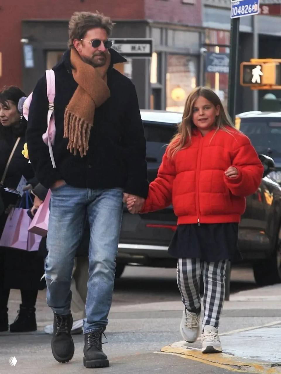 Брэдли Купер на прогулке с дочерью