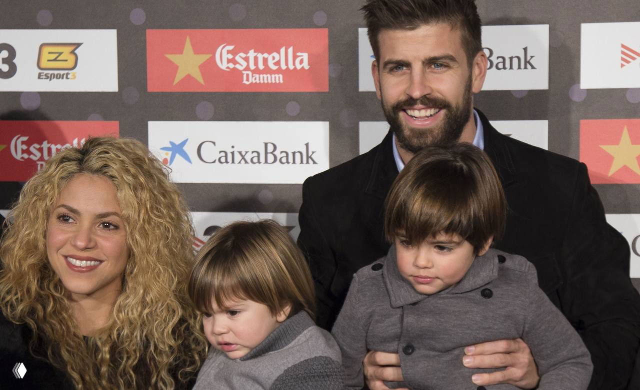 Архивное фото: Шакира с бывшим партнёром и маленькими сыновьями Сашей и Миланом на пресс-мероприятии, семейный снимок из прошлых лет.