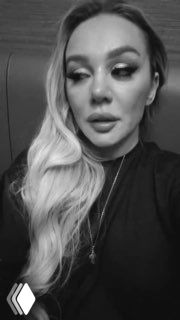 Чёрно‑белый крупный план Анны Седоковой с эмоциональным выражением лица, слёзы и усталость видны на кадре сторис певицы.