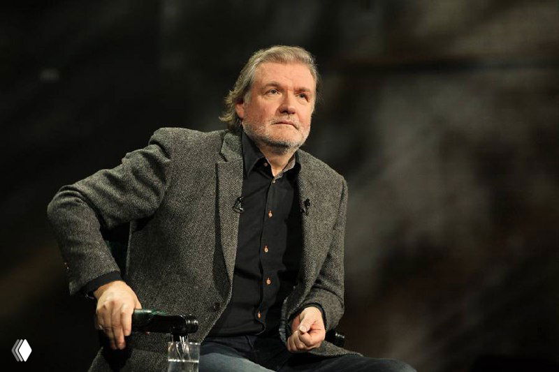 Гличевый чёрно‑белый портрет пожилого актёра на сцене — Владимир Симонов в пальто, задумчивый профиль, фон.