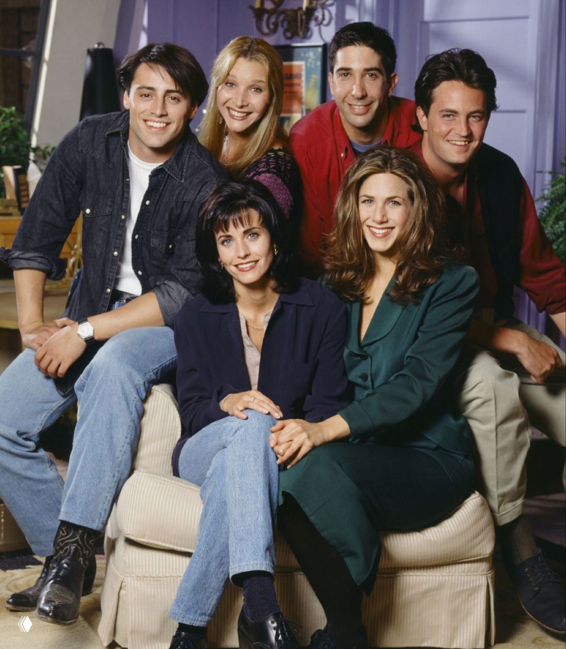 Групповое фото актёрского состава «Друзья»: шесть главных персонажей сидят вместе и улыбаются — кадр, символизирующий популярность шоу.
