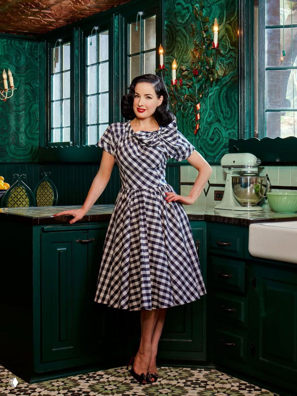 Дита фон Тиз в ретро-платье в зелёной кухне с малахитовой отделкой, медной вытяжкой и винтажными элементами интерьера