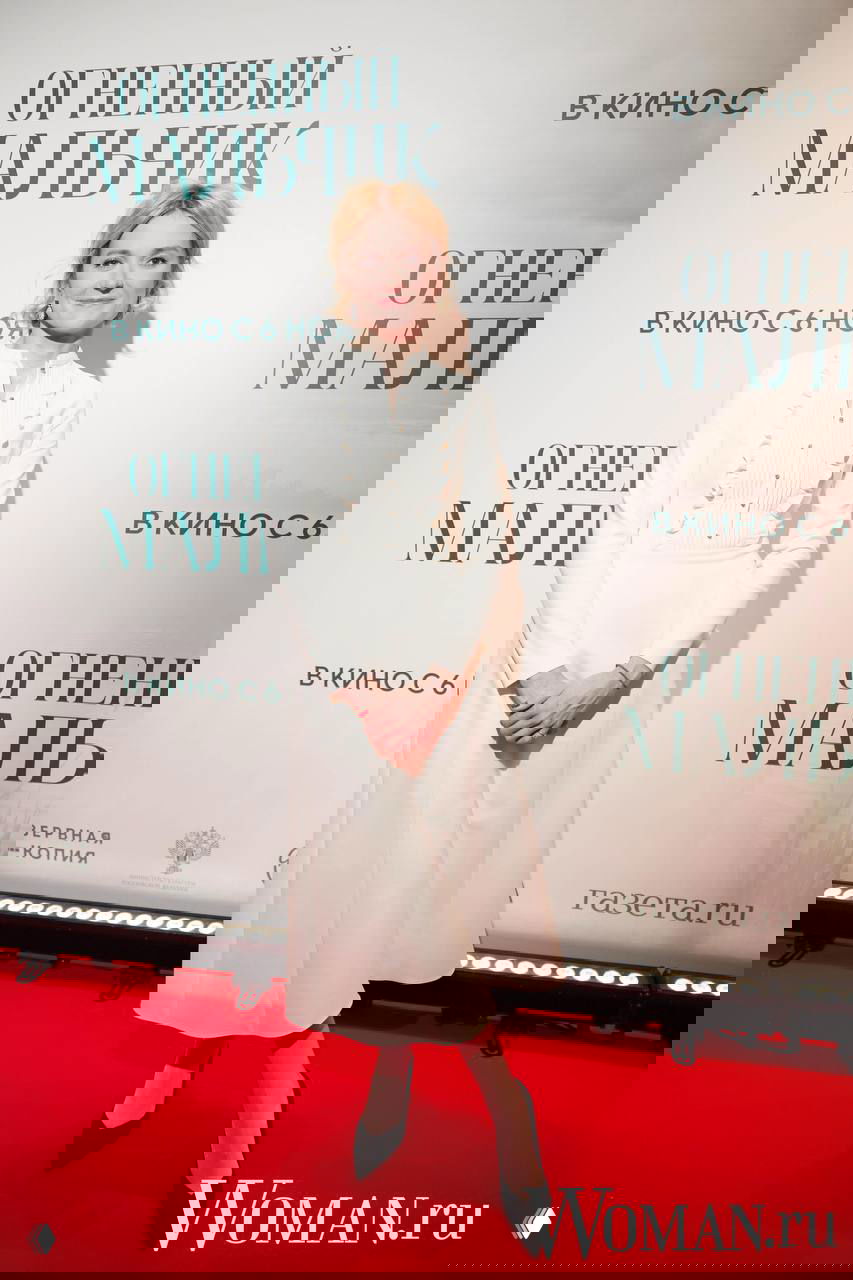 Надежда Михалкова позирует на красной дорожке премьеры фильма «Огненный мальчик» в кинотеатре «Художественный». Фото: Woman.ru