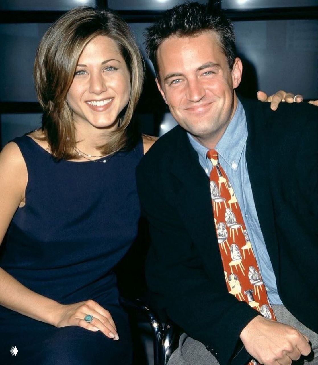 Мэттью Перри рядом с Дженнифер Энистон: совместная фотосессия двух звёзд эпохи 90-х, тёплый кадр из мероприятий и публичных встреч.