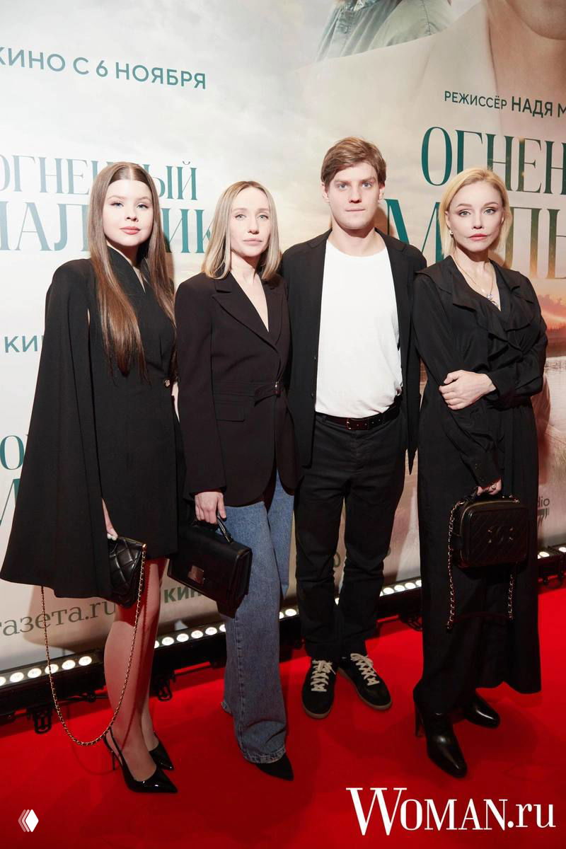 Кинодинастии и гости в полный рост на красной дорожке: несколько взрослых и ребёнок на фоне постера фильма «Огненный мальчик». Фото: Woman.ru