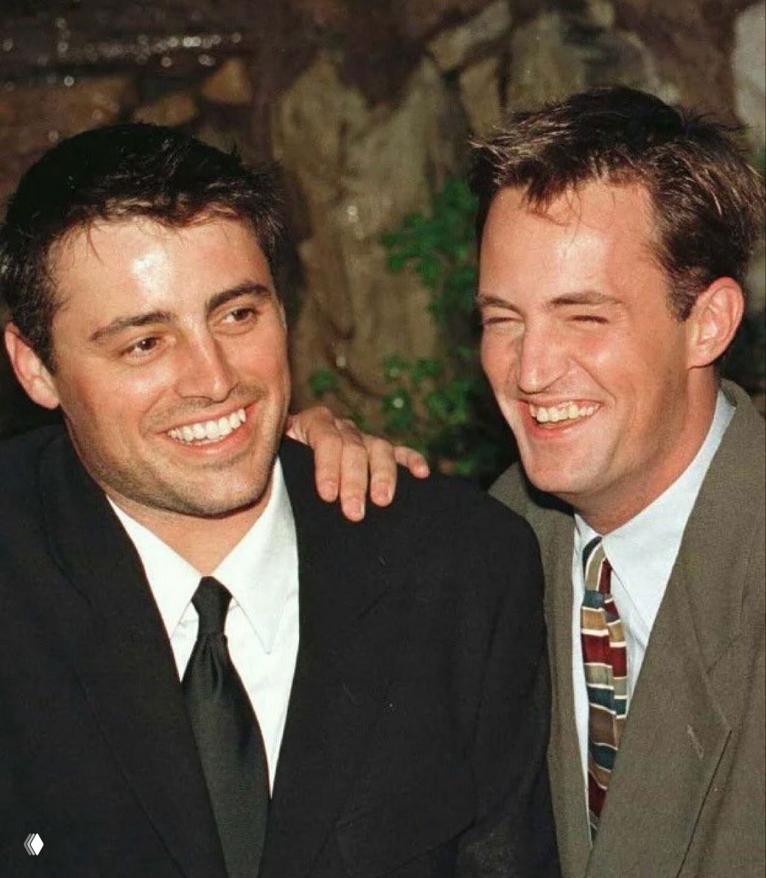 Мэттью Перри и Мэтт Леблан в момент смеха на закрытом мероприятии: дружеское фото двух коллег по сериалу «Друзья».