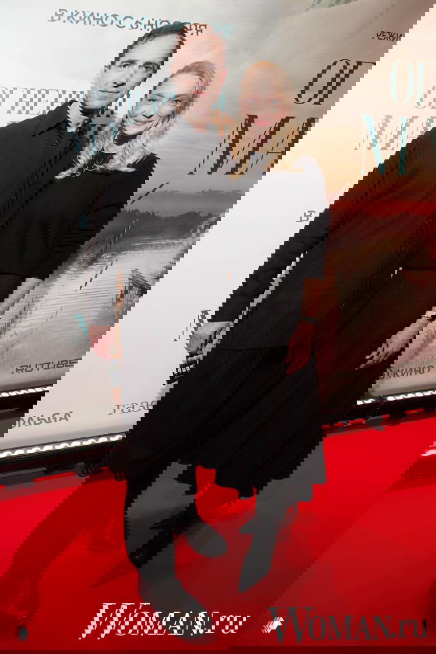 Илья Любимов и Екатерина Вилкова на премьере «Огненный мальчик»: пара стоит на красной дорожке перед баннером с постером. Фото: Woman.ru