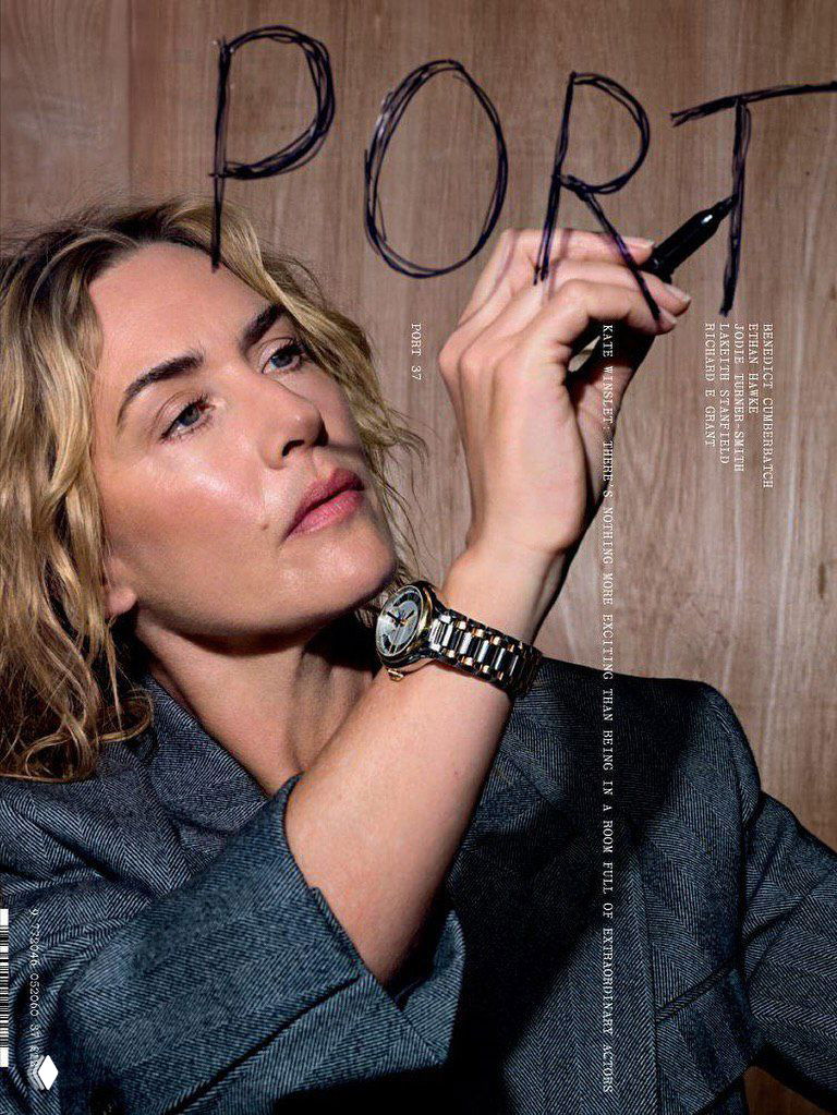 Студийный портрет женщины в пиджаке: крупный план лица и руки, естественный макияж и приглушённый стиль съёмки для журнала.