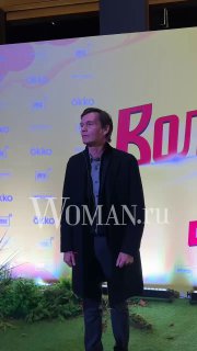 Филипп Янковский на красной дорожке премьеры второго сезона «Волшебный участок» в Мосфильме; видно жёлтый баннер с логотипами.