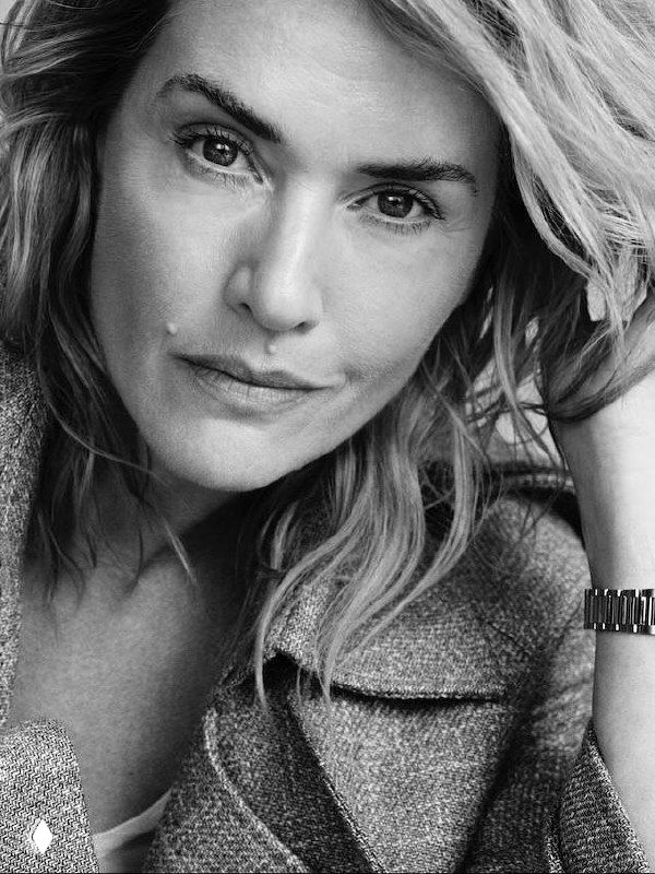 Чёрно‑белый крупный план лица женщины: выразительный взгляд, текстура кожи и естественная эстетика журнальной съёмки в студии.