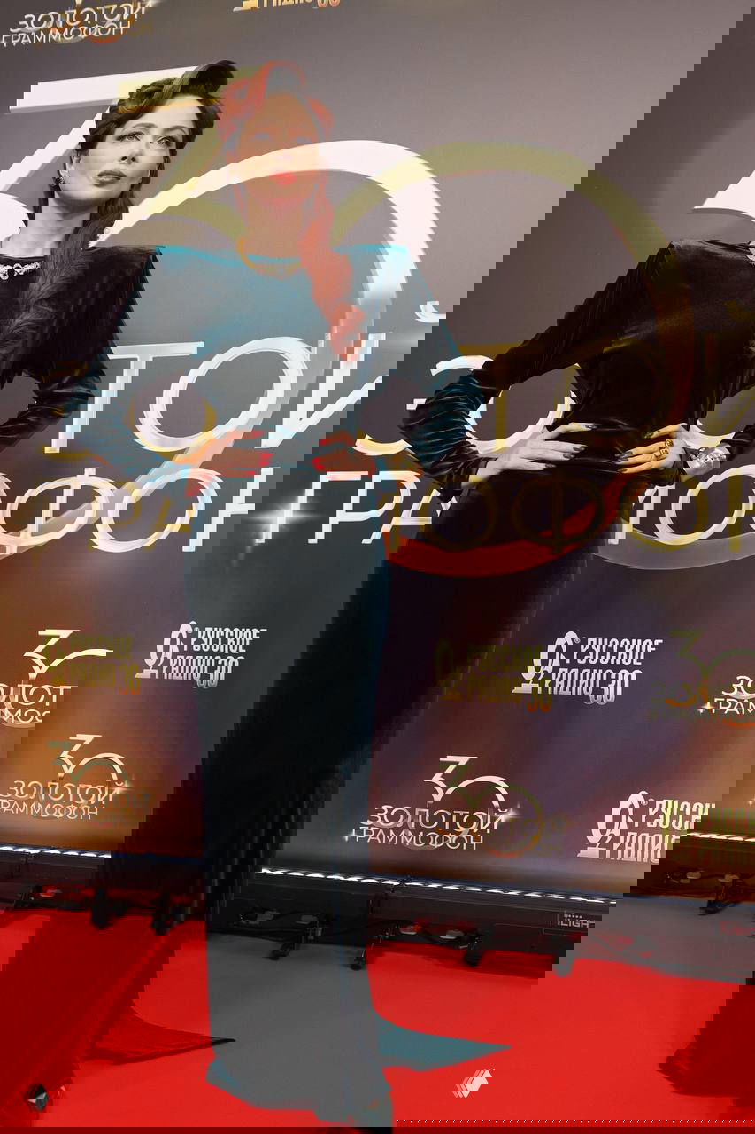 Настасья Самбурская в бархатном темно-зеленом платье с ретро-прической и украшениями позирует на красной дорожке юбилейного вечера «Русского радио» — фото с премии 30 лет Русского Радио.