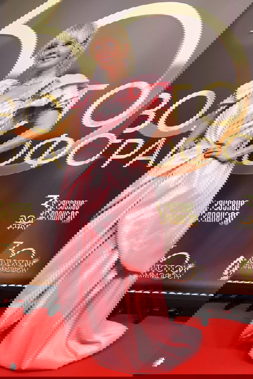 Валерия в пышном розовом платье с декоративными складками и нежной укладкой позирует на красной ковровой дорожке церемонии «Золотой Граммофон» — фото с премии 30 лет Русского Радио.